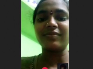 Village bhabhi flaunts her physical attributes
