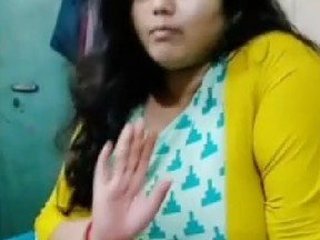 Attractive and curvy Desi bhabhiji