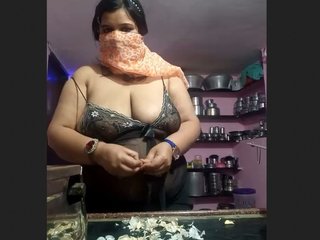 Sweety Bhabhi displays her attractive breasts in this sensual video
