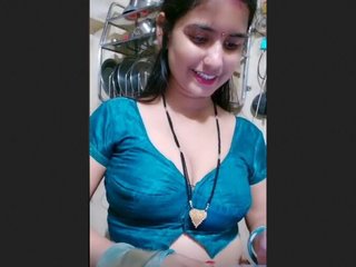 Beautiful Indian aunty's enticing cleavage on display when she removes her blouse