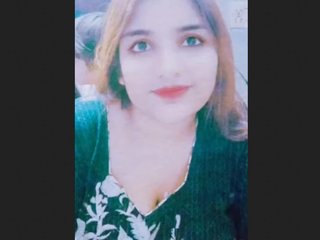 Pakistani beauty flaunts her seductive charm