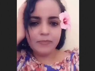 Pakistani milf flaunts her stunning physique