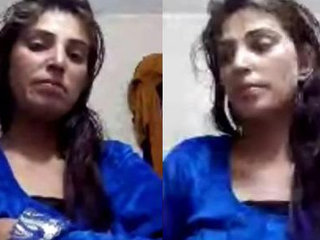 Desi girl reveals her breasts and intimate area in a video