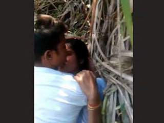 Indian prostitute gets outdoor sex