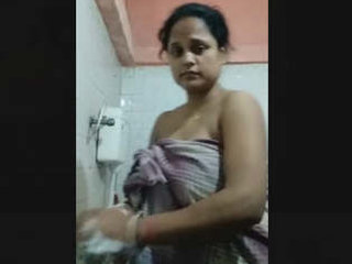Desi wife with large breasts records intimate video with husband during bath