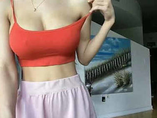 Young Asian beauty reveals her stunning physique