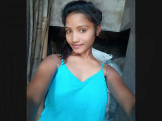 Indian girl shares adorable nude selfies and videos