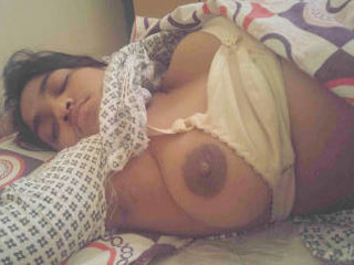 Desi girl flaunts her curves in a hot hijab babe video with HD photos