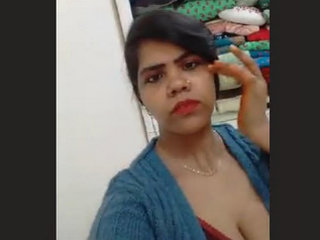 Indian woman records herself for boyfriend's pleasure