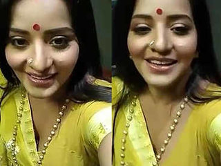 Monalisa's sensual self-portrait in a saree