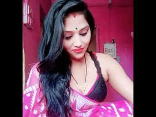 Charming homemaker Puja Sharma reveals her navel in a bra