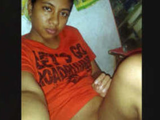 Desi babe takes a sexy selfie in HD video
