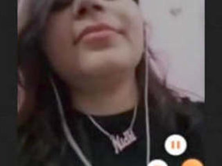 Hot Indian babe flaunts her big boobs in a solo video