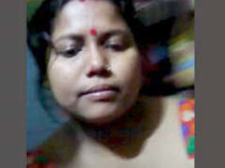 Desi bhabhi flaunts her body parts in a solo video