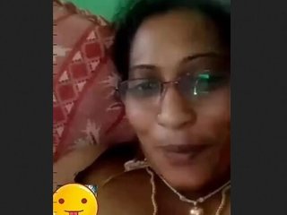 Desi auntie flaunts her breasts and vagina on VK