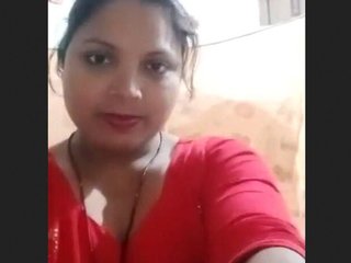 Bhabhi makes her own video and shows off her skills