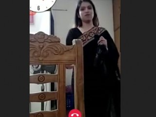 Hot Indian bhabi flaunts her body in a video