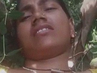 Sexy Indian couple goes nude in the outdoors