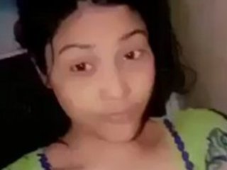 Desi hottie satisfies her boyfriend with a seductive video