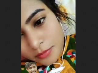 Indian girl flaunts her large breasts in a steamy video