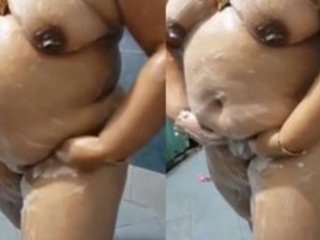 Mallu aunty's bath time in HD