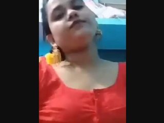 Bengali Bhabi flaunts her curves in a sizzling video