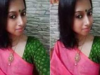 Beautiful Indian girl pleasures herself with lovely XXX pussy in close-up video