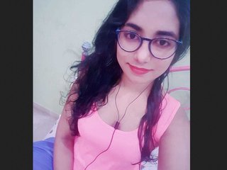 Cute desi girl flaunts her hot body