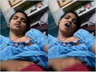 College girl masturbates in a video for her lover