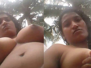 Aunty flaunts her busty assets in a sizzling video