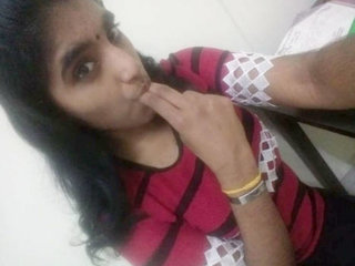 Full-length video of a nude desi teen girl pleasing her lover