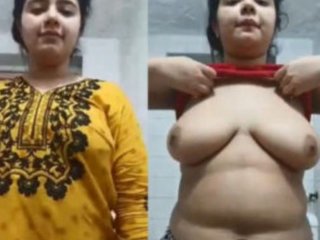 Cute Indian girl flaunts her naked body in a seductive manner