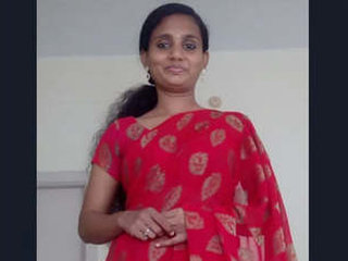 Mallu bhabhi takes a bath in MMS video