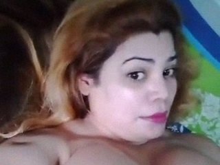 Big-boobed Indian aunt shows off in a nude selfie video