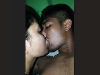 Indian couple enjoys smooching in Tamil video