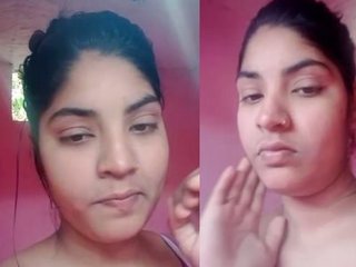 Bhabi captures intimate moments in the bathroom for her lover