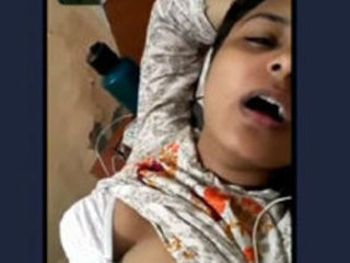 New selfie video of Indian college girl goes viral