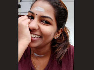 Mallu babe flaunts her boobs and pussy in a solo video