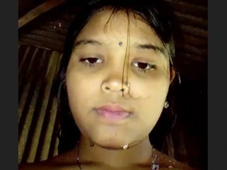 Village Desi bhabi takes a bath in the outdoors