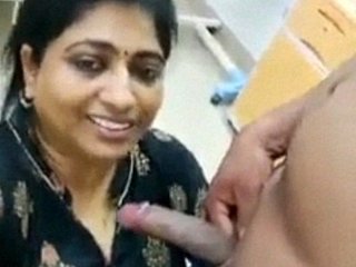Desi camgirl Kannur Ammayi gives hospital sex with cock sucking