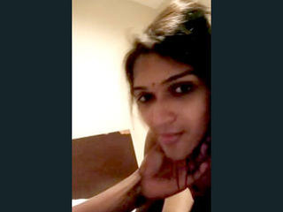 Randi Indian girl gives a blowjob to her customer in the hotel