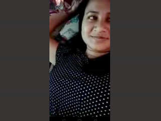 Assami girl's pussy shown in explicit video