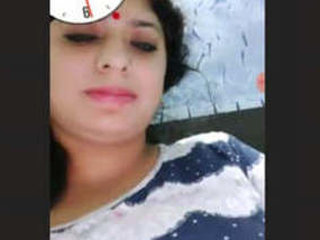 Lustful Desi bhabhi indulges in solo play