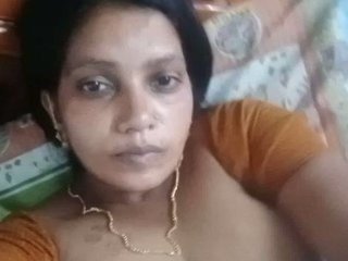 Naughty auntie from Kerala flaunts her big tits