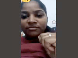 Tamil girl pleasures herself with her fingers in video call