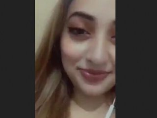 Beautiful Pakistani girl flaunts her body in a seductive video
