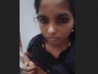 Andhra babe flaunts her petite breasts in a steamy video