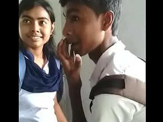 Desi college lover indulges in passionate kissing session