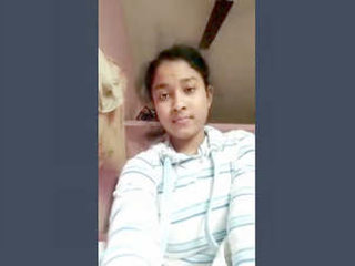 Cute Indian girl reveals her body and boobs in full video