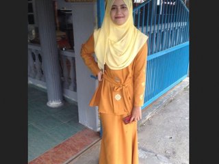 Muslim hijabi girl in India gets naughty